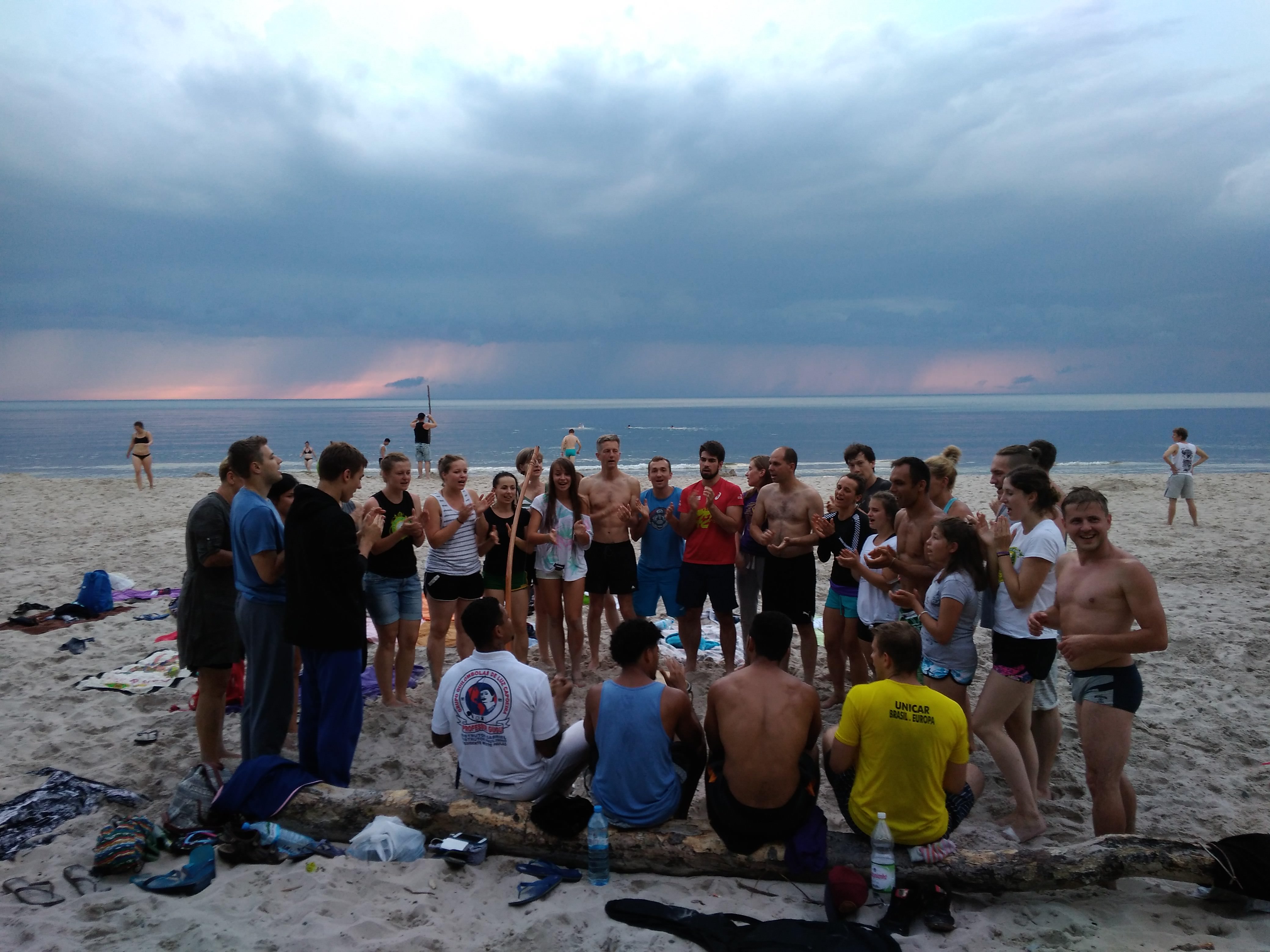 Roda Capoeira na morzu z członkami Unicar Capoeira Polonia