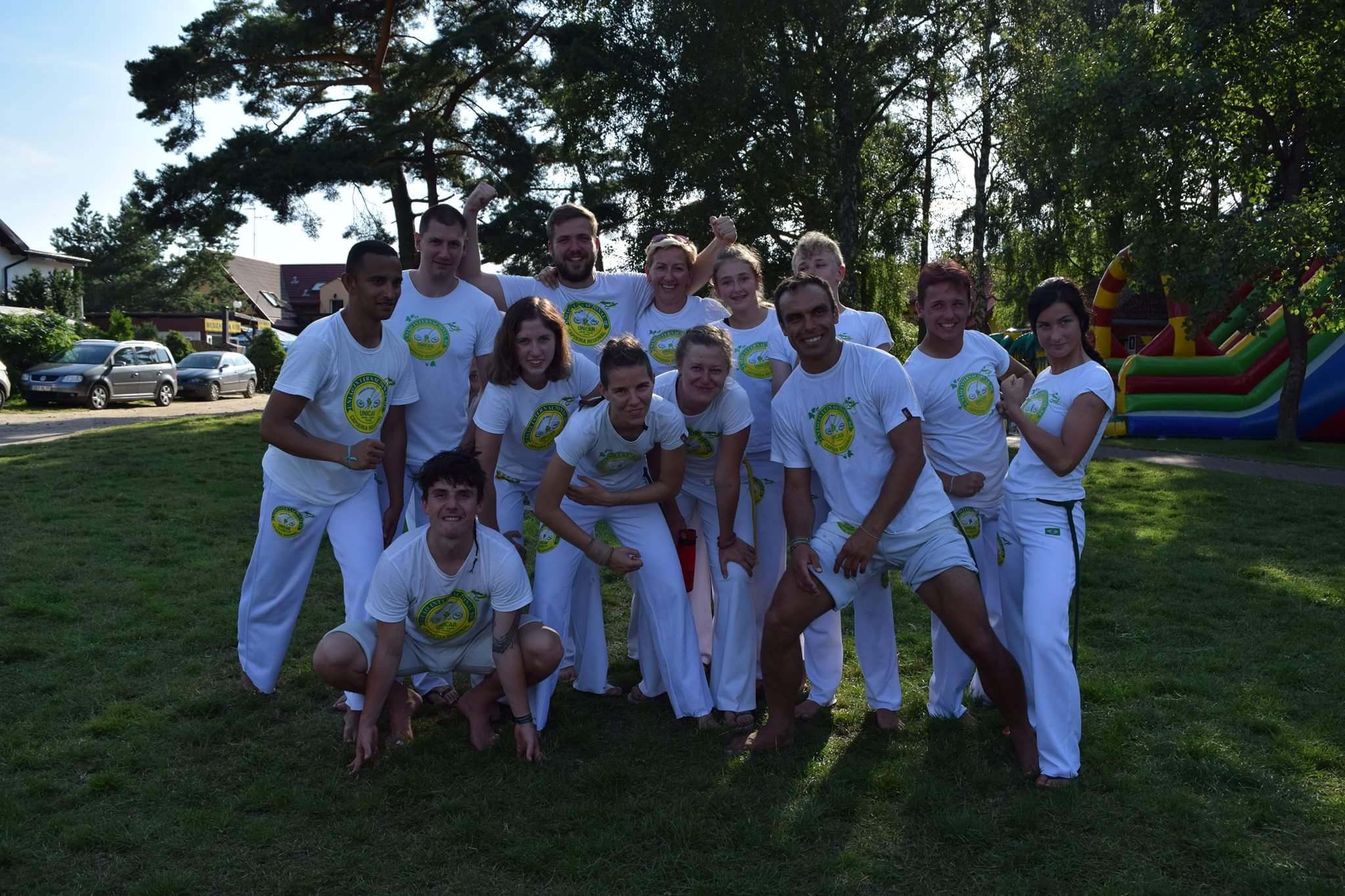 Grupa capoeira Unicar Wrocław na obozie sportowym Capocampo nad Bałtykiem
